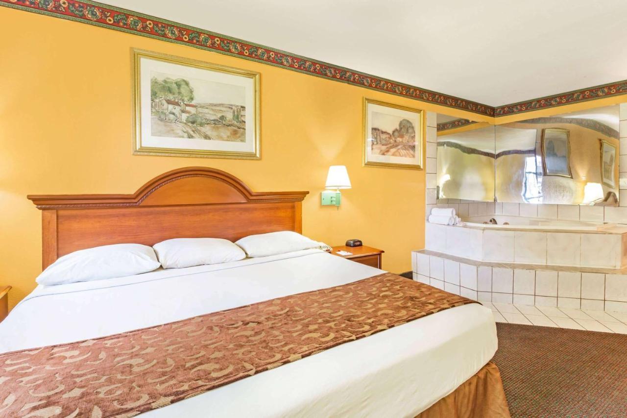Howard Johnson By Wyndham Lake City Extérieur photo