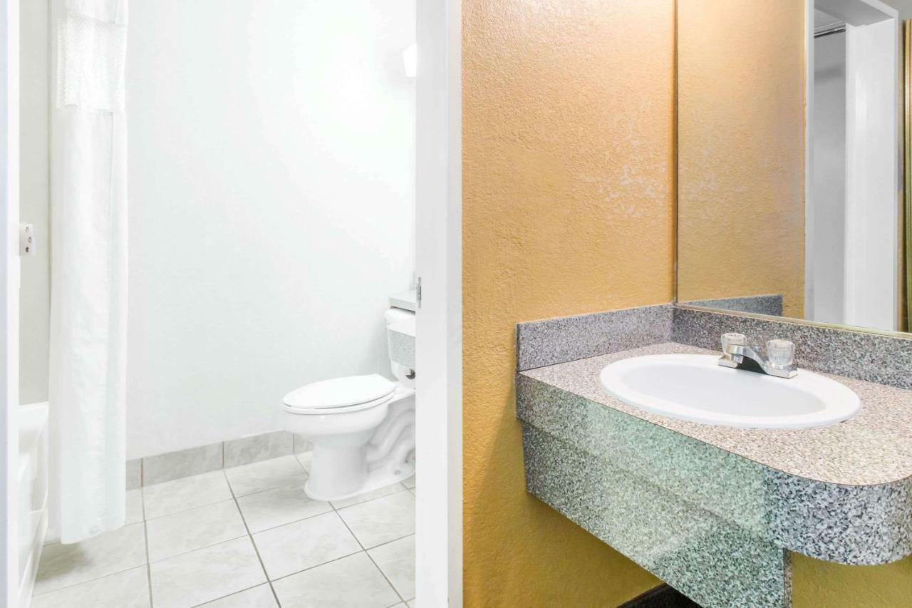 Howard Johnson By Wyndham Lake City Extérieur photo